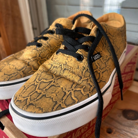 Van’s sneakers Women’s snake print honey gold 8.5 wide, like new - Picture 4 of 10